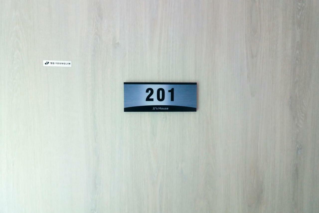 Jj's House *