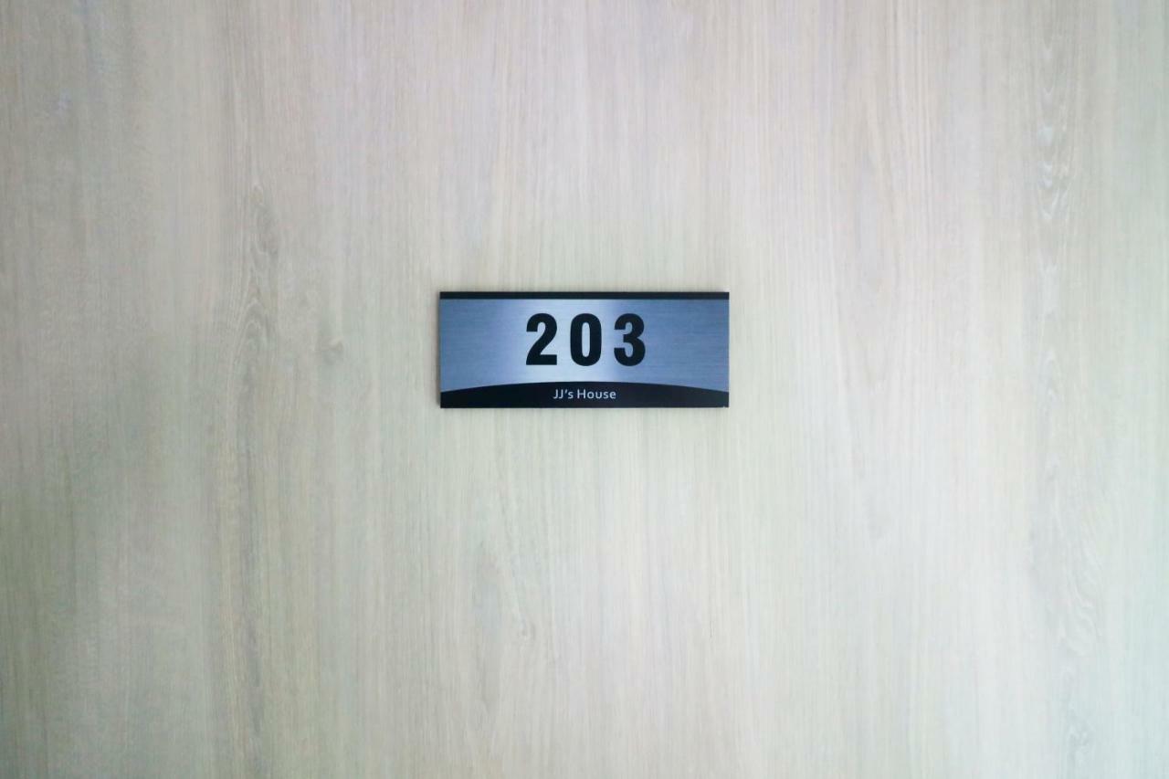 Jj's House *